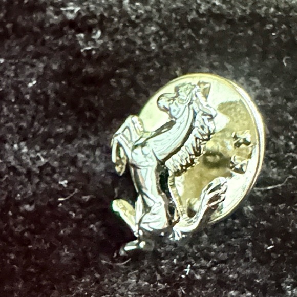 VINTAGE 1980s FERRARI F1 PRANCING HORSE CAVALLINO LOGO LAPEL PIN TIE TACK SILVER - Picture 4 of 6